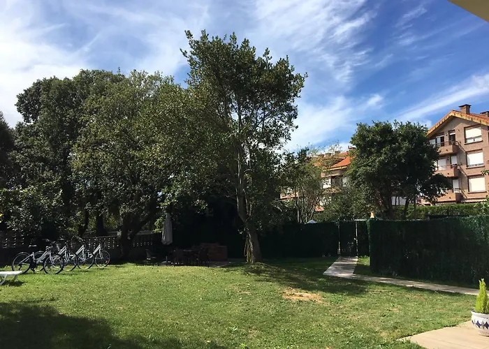 Casa Con Jardin Con 2 Alojamientos, Con Jardines No Compartidos Y Aparcamiento Privado *