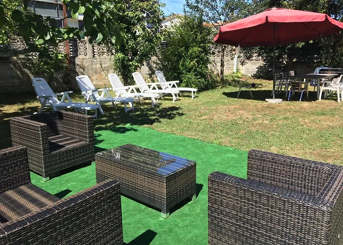 Casa Con Jardin Con 2 Alojamientos, Con Jardines No Compartidos Y Aparcamiento Privado