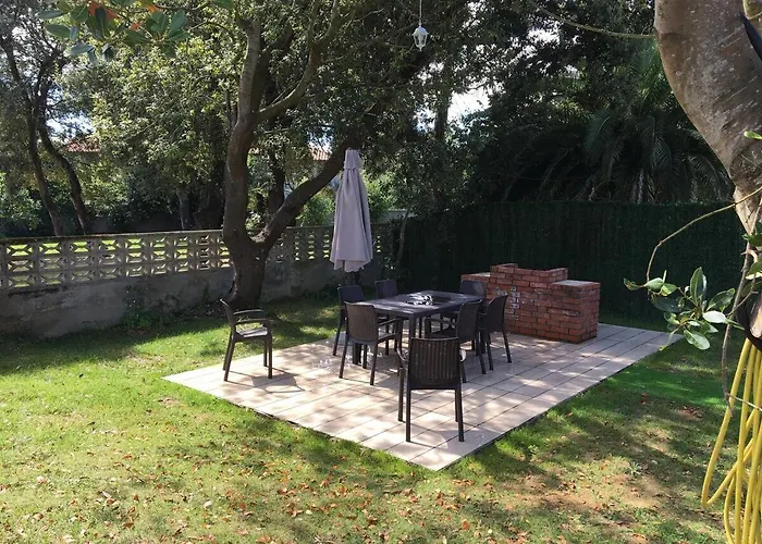 Casa Con Jardin Con 2 Alojamientos, Con Jardines No Compartidos Y Aparcamiento Privado *