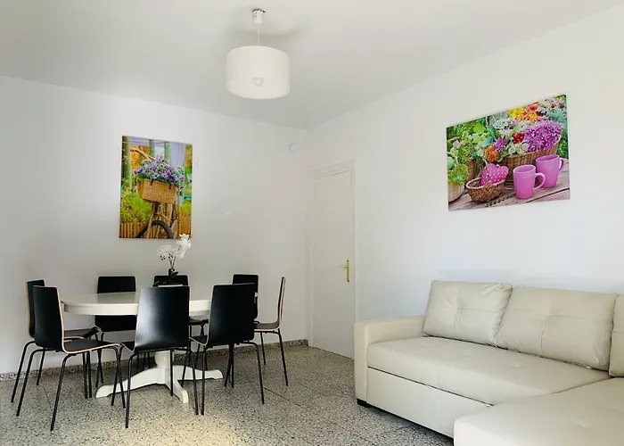 Casa Con Jardin Con 2 Alojamientos, Con Jardines No Compartidos Y Aparcamiento Privado