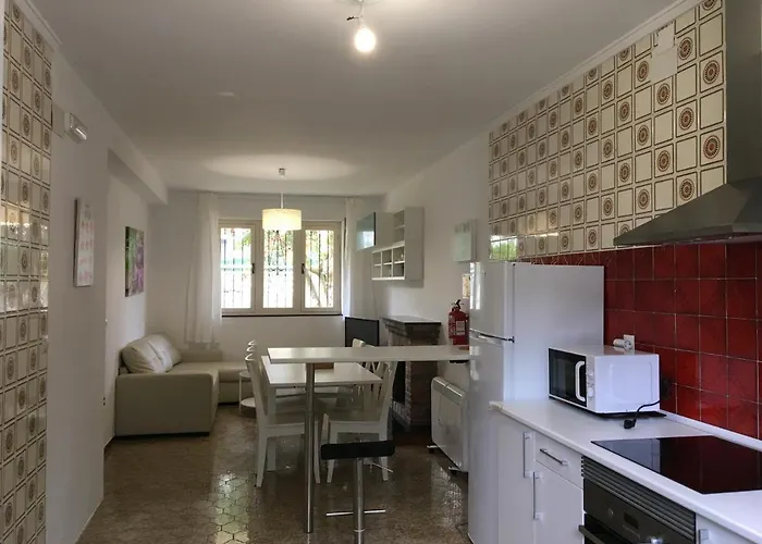 Casa Con Jardin Con 2 Alojamientos, Con Jardines No Compartidos Y Aparcamiento Privado *