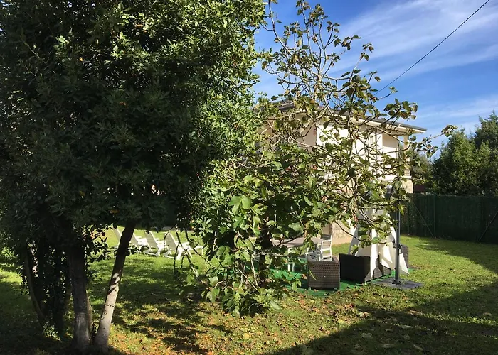 Casa Con Jardin Con 2 Alojamientos, Con Jardines No Compartidos Y Aparcamiento Privado *