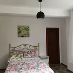 Сasa de vacaciones Casa Con Jardín Con 2 Alojamientos, Con Jardines No Compartidos Y Aparcamiento Privado *