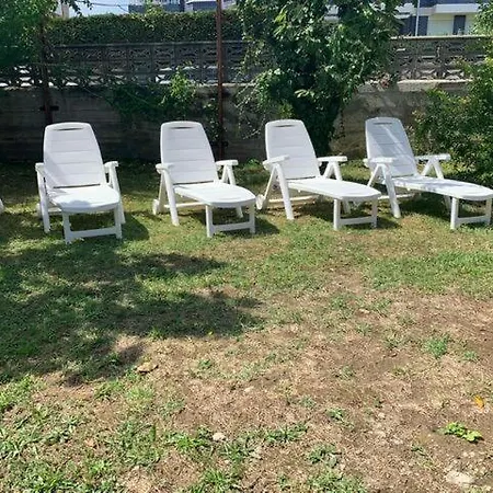 Casa Con Jardin Con 2 Alojamientos, Con Jardines No Compartidos Y Aparcamiento Privado