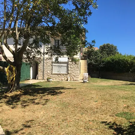 Casa Con Jardin Con 2 Alojamientos, Con Jardines No Compartidos Y Aparcamiento Privado *