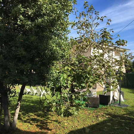 Casa Con Jardin Con 2 Alojamientos, Con Jardines No Compartidos Y Aparcamiento Privado *